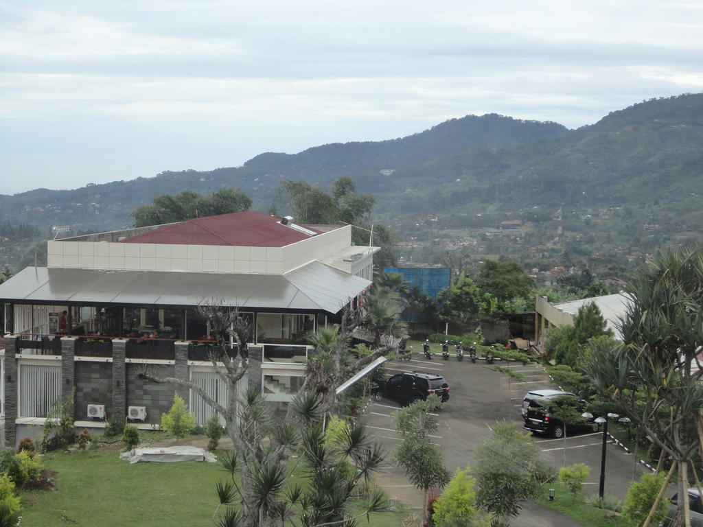 The Rizen Hotel Cisarua Extérieur photo